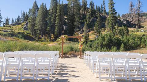 Close up of the Alpine Mountainview Landing wedding ceremony area. 